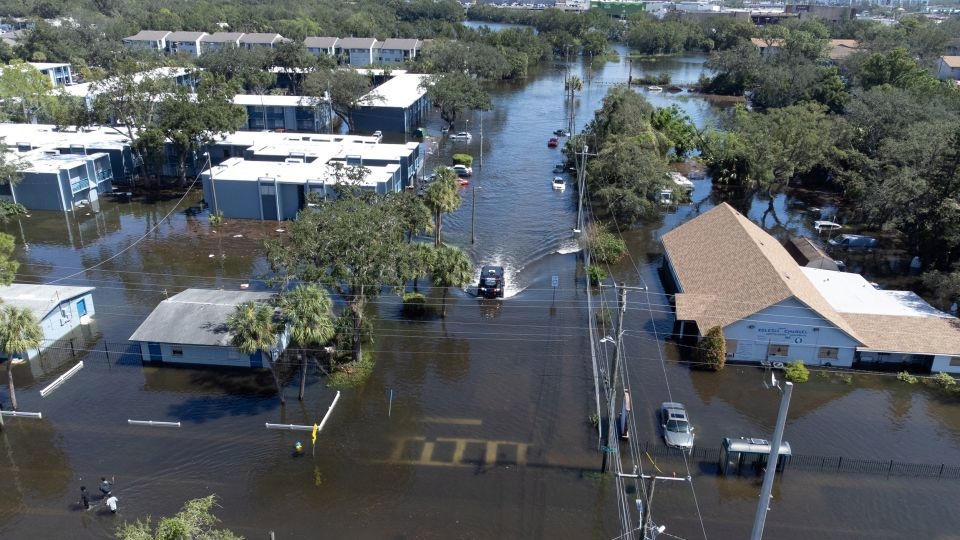 Milton suy yếu thành bão hậu nhiệt đới, ít nhất 10 người chết ở Florida, Mỹ