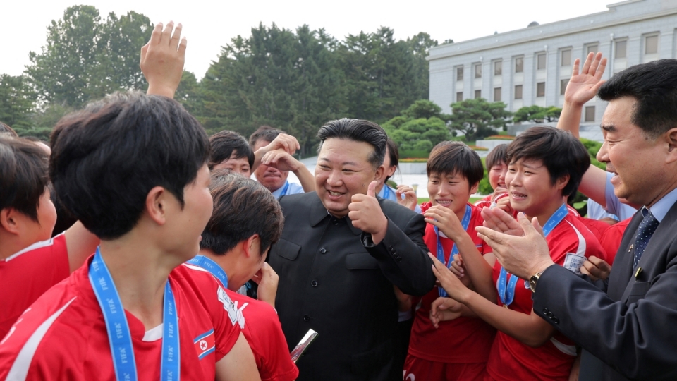 nha_lanh_dao_trieu_tien_tuyen_duong_doi_tuyen_bong_da_nu_vo_dich_u20_world_cup.jpg