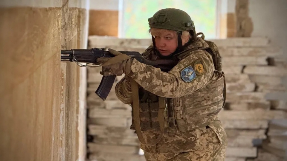 nu chien binh Ukraine, nu tu ve Ukraine huan luyen quan su, sung AK Ukraine -bbc.jpg