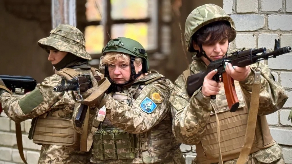nu tu ve phong khong Ukraine tap quan su co ban, nu binh Ukraine -bbc.jpg