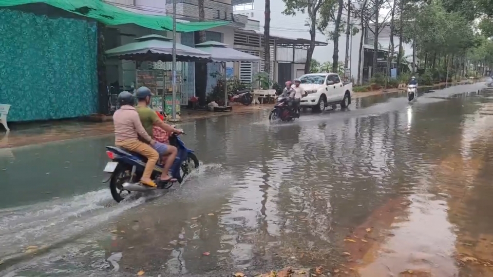 Triều cường vượt báo động 3 gây ngập úng ở Hậu Giang