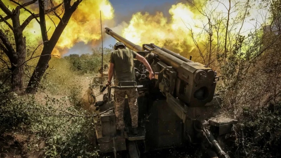 phao Ukraine ban ve phia Nga o gan Chasov Yar tinh Donetsk, Ukraine na phao, hoa luc Ukraine -reu.jpg