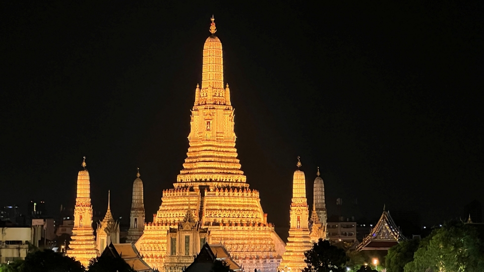 rs-chua_wat_arun_cua_thai_lan_duoc_trang_tri_lung_linh_vao_dem_anh_vov_bangkok.jpg