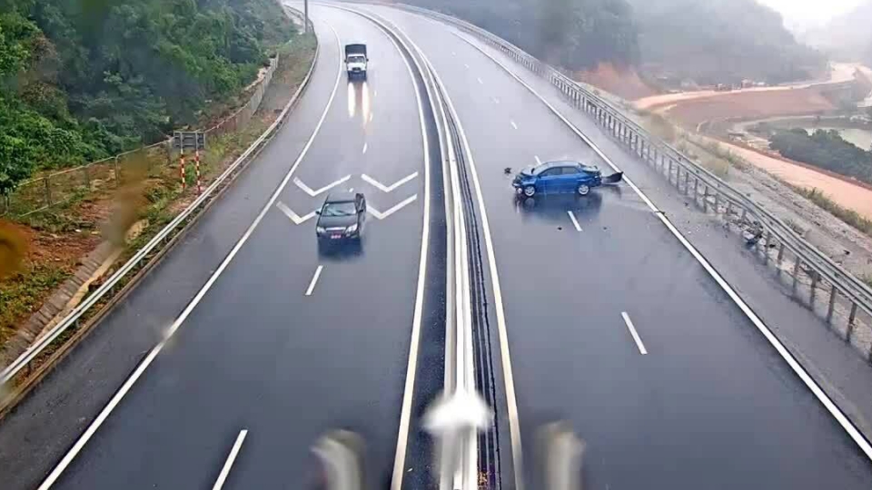sedan-mat-lai-tai-cao-toc-ha-long-van-don-oto-com-4487.jpg