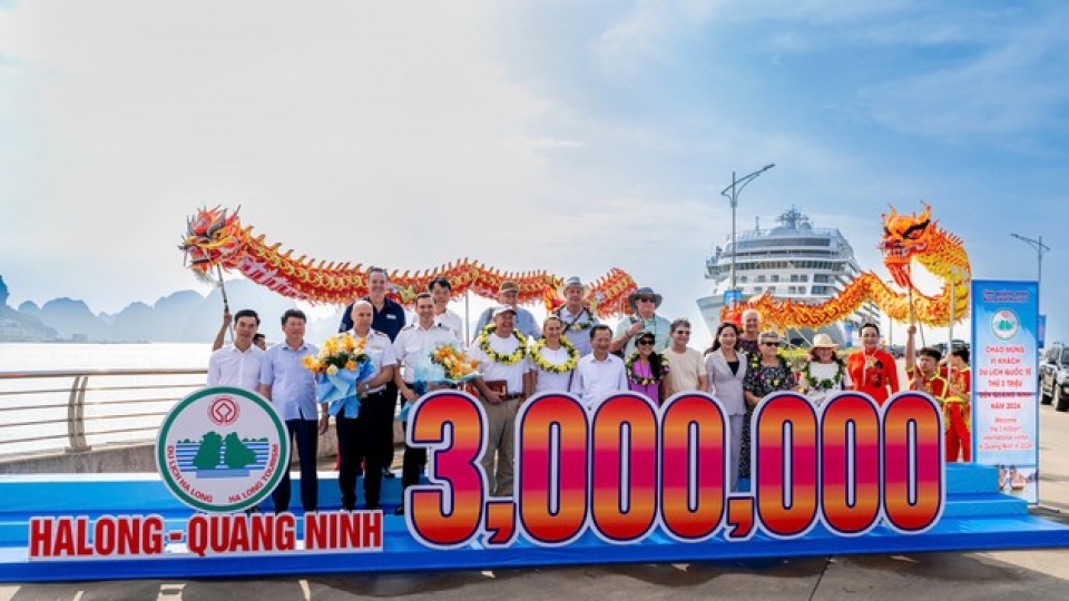 Quang Ninh welcomes three millionth foreign tourist at cruise port