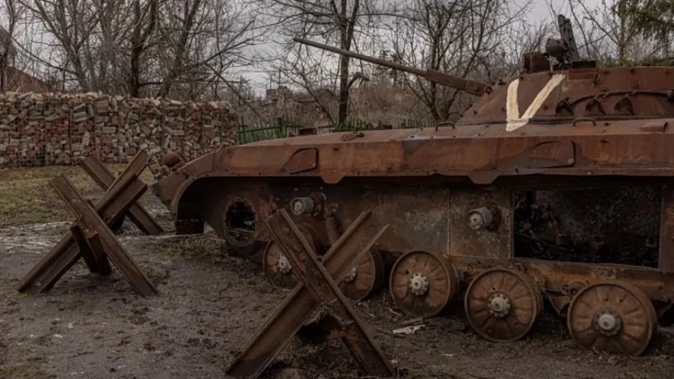xe thiet giap Nga bi pha huy o tinh Donetsk -getty.jpg