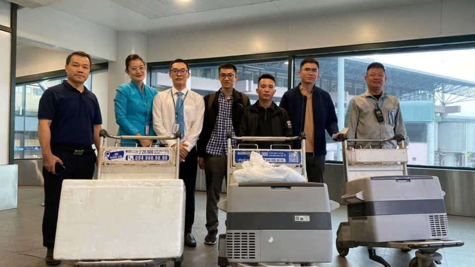 1._chuyen_bay_cua_hang_hang_khong_quoc_gia_viet_nam_-_vietnam_airlines_mang_so_hieu_vn214_hanh_trinh_tu_tp.hcm_di_ha_noi_mang_theo_trai_tim_va_tang_cua_nguoi_hien_tu_benh_vien_thong_nhat_tp.hcm_.jpg