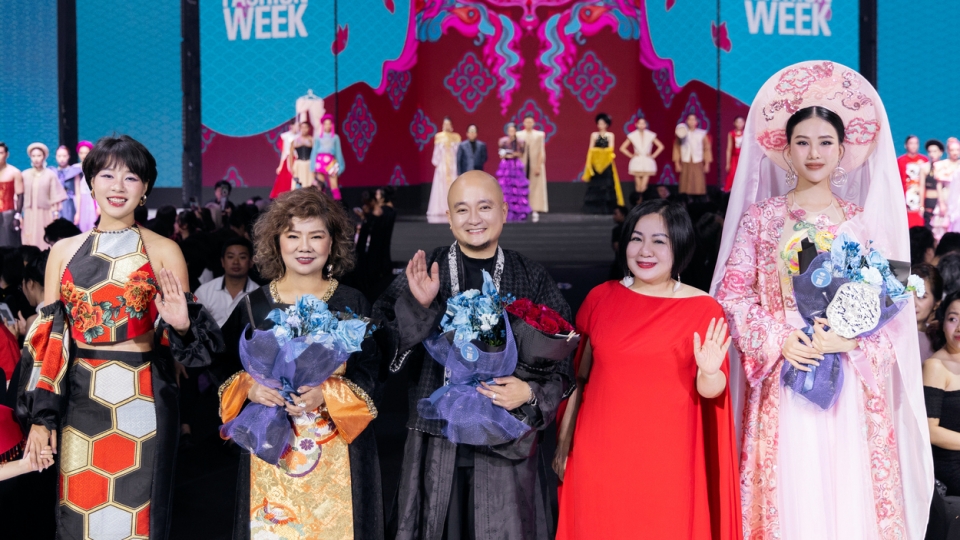 1._madame_trang_le_tang_hoa_cho_ntk_cao_minh_tien_trong_dem_dien_thu_hai_cua_aquafina_vietnam_international_fashion_week_fw_2024_1.jpeg