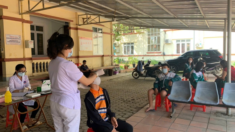 Cán bộ Y tế thành phố Bắc Kạn lấy mẫu xét nghiệm tại điểm phát sinh dịch Cúm A.jpg