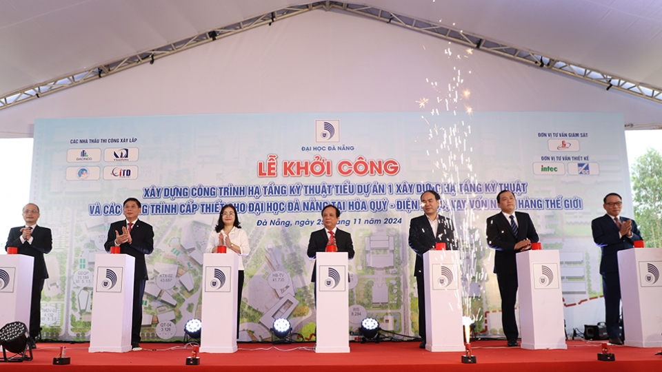 Các đại biểu ấn nút phát động thi công dự án.jpg