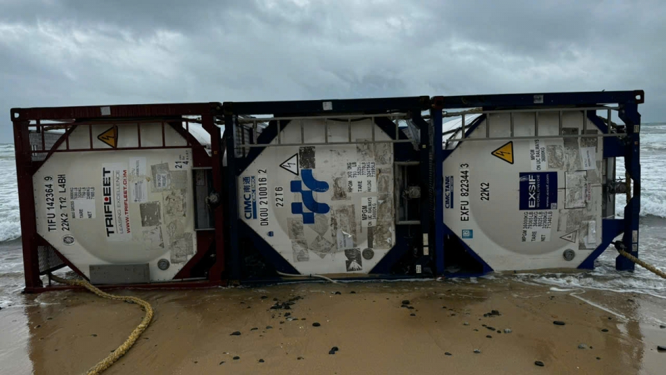 Các bồn này phải được buộc cố định lại để đảm bảo an toàn.jpg