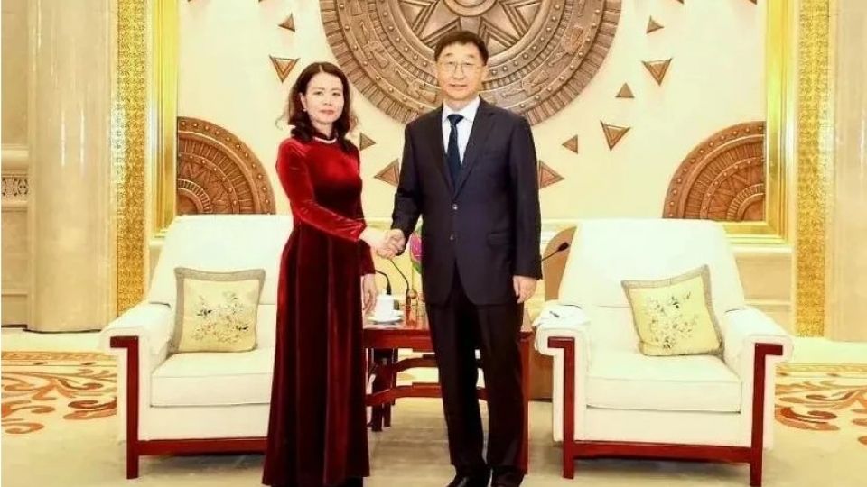 Deputy Minister of Foreign Affairs Nguyen Minh Hang (L) and Liu Ning, member of the Communist Party of China (CPC) Central Committee.jpg