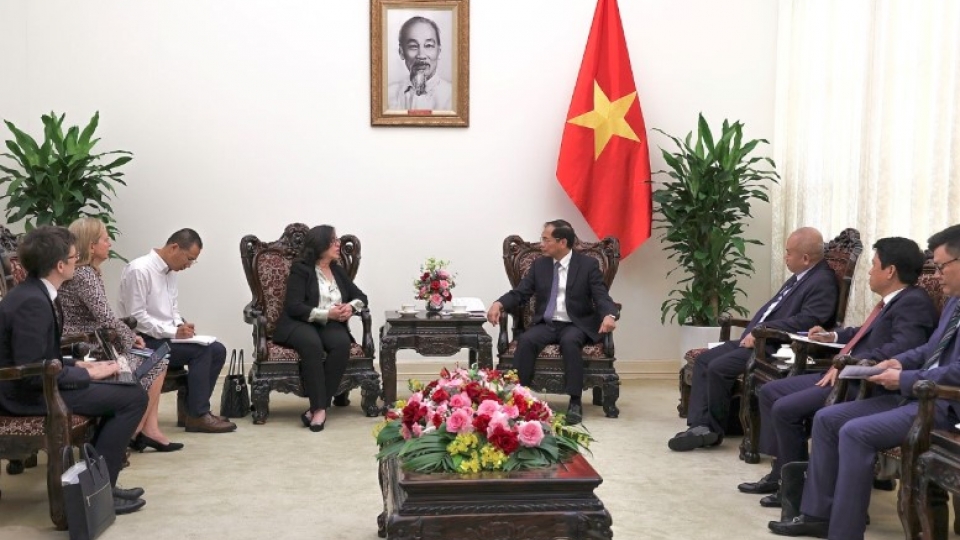 Deputy PM Bui Thanh Son and WB Vice President.jpg