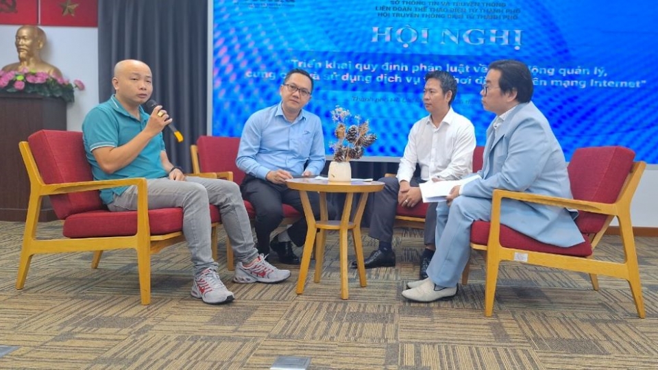 GAME- Đại biểu trao đổi tại hội nghị (Ảnh Lệ Hằng).png