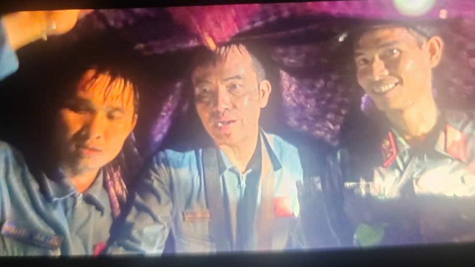 Lực lượng tìm kiếm đã tìm thấy Thượng tá Nguyễn Hồng Quân (người ở giữa).jpg