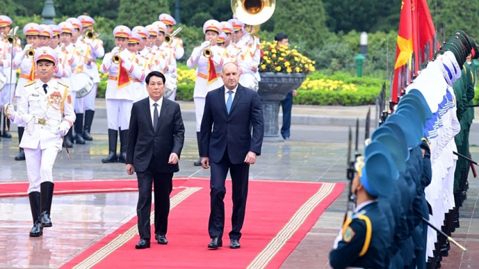 Bulgarian President Rumen Radev warmly welcomed in Hanoi on official visit