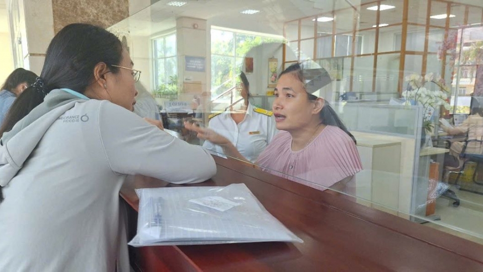 Người dân đang được cán bộ thuế hướng dẫn nộp thuế thu nhập cá nhân (Ảnh Lệ Hằng).jpg