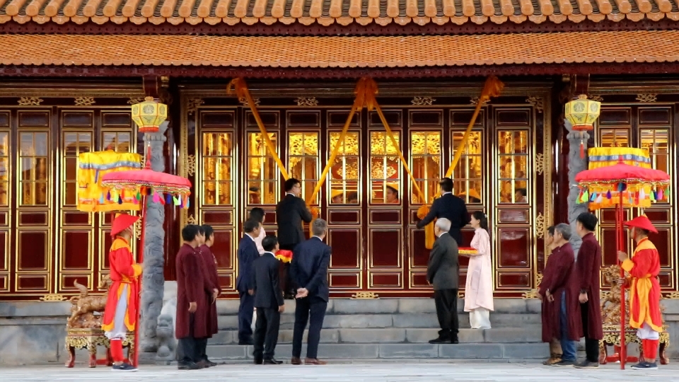 Nghi thức cắt băng khánh thành Điện Thái Hòa.jpg