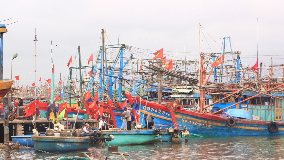 Sau lễ cầu ngư, ngư dân chuẩn bị ngư lưới cụ sẵn sàng ra khơi chuyến biển đầu năm.jpg