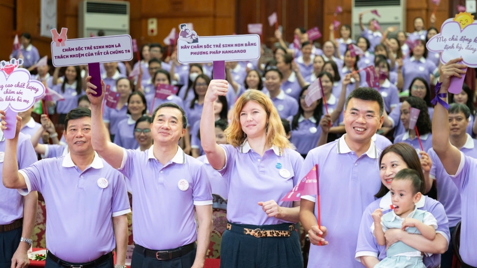 UNICEF Representative to Vietnam Silvia Danailov and Deputy Minister of Health Tran Van Thuan at the special event for improved newborn care in Bac Ninh province..jpg