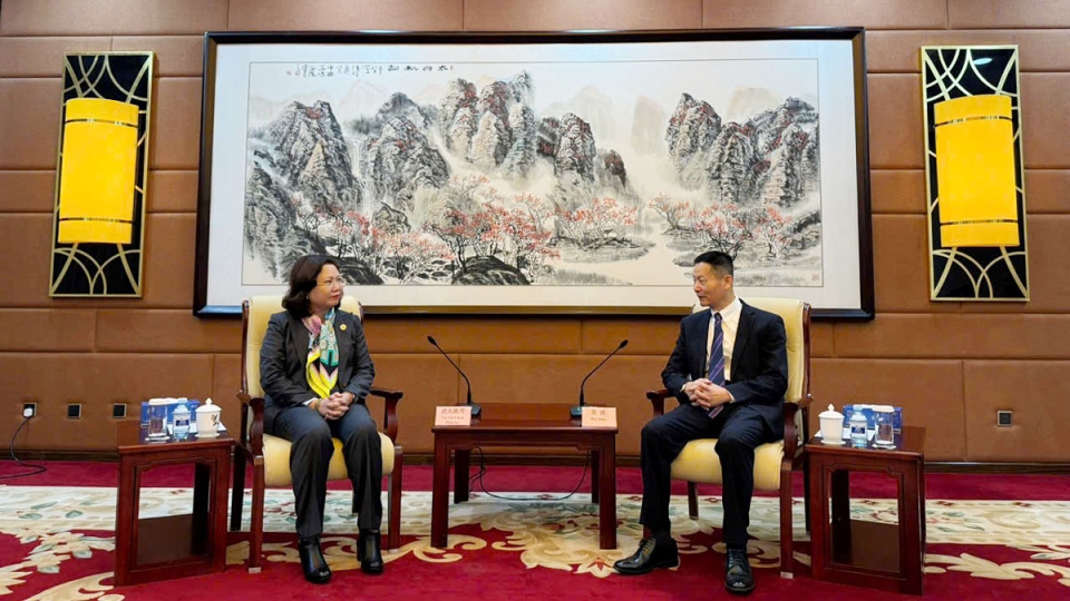 Vu Thi Chan Phuong and Wu Qing in China.jpg