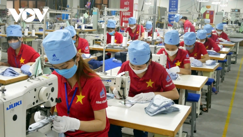 With an increase in import orders, especially during the coming year-end shopping season, garment makers expect to meet the export target this year.jpg