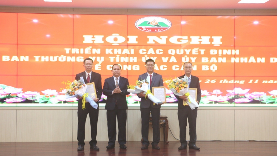 _ong_rah_lan_chung-_pho_bi_thu_tinh_uy_chu_tich_ubnd_tinh_gia_lai_thu_hai_tu_trai_qua_trao_cac_quyet_dinh_cho_cac_nhan_su._anh_quang_tan.jpg