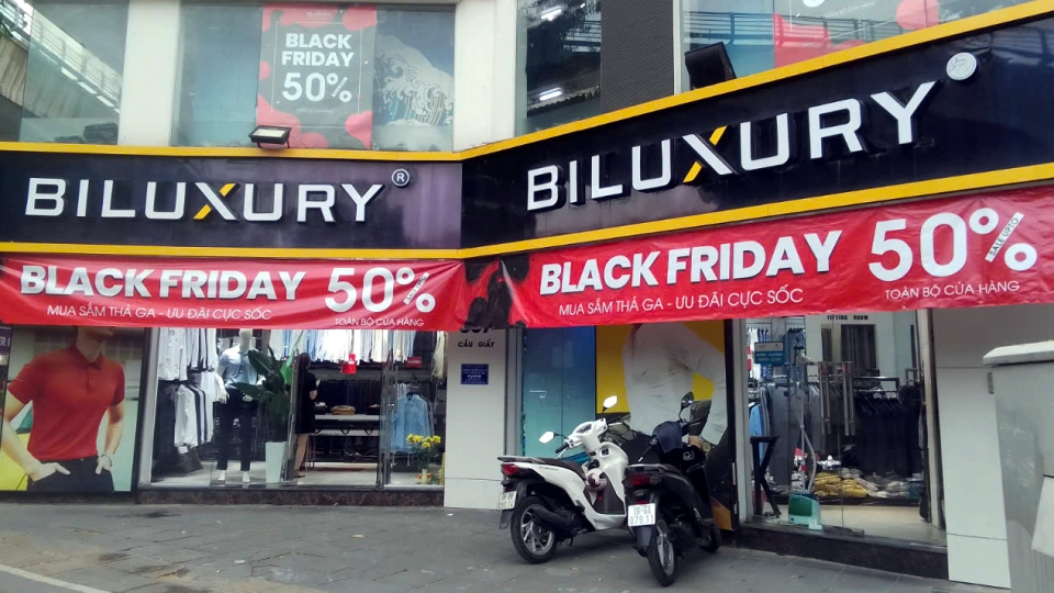 Black Friday 2024 ở Hà Nội: Nhiều cửa hàng khuyến mãi giảm giá "sập sàn"
