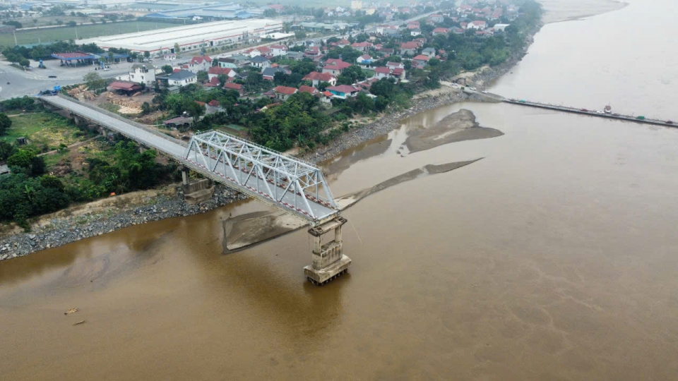 Hình ảnh nước sông Hồng xuống thấp, lộ móng cầu Phong Châu trong gò cát