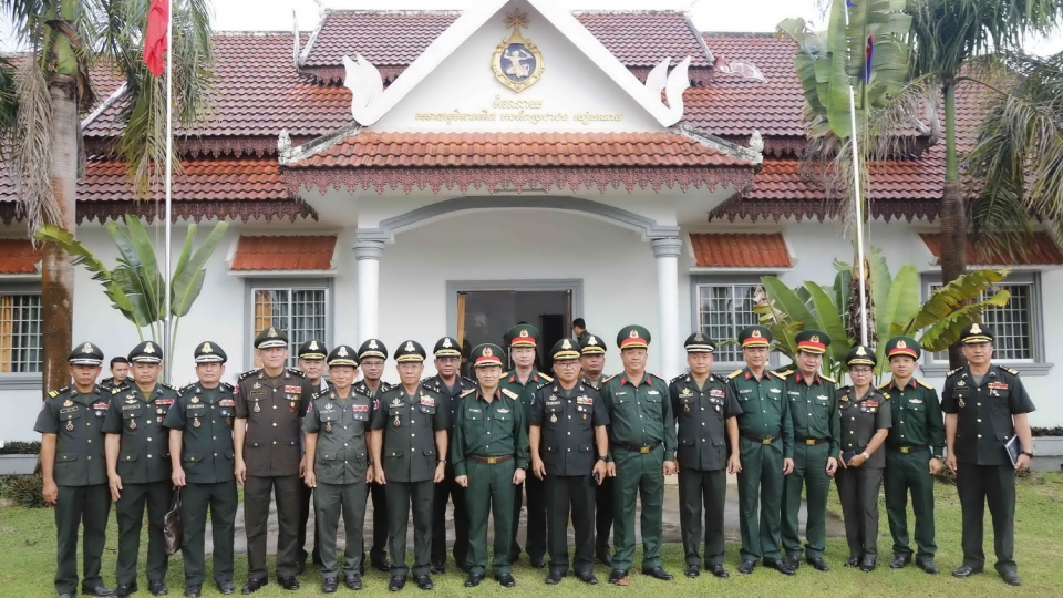 cac_dai_bieu_chup_hinh_luu_niem_trong_chuyen_tham_lam_viec_tai_quan_khu_4_quan_doi_hoang_gia_campuchia.jpg