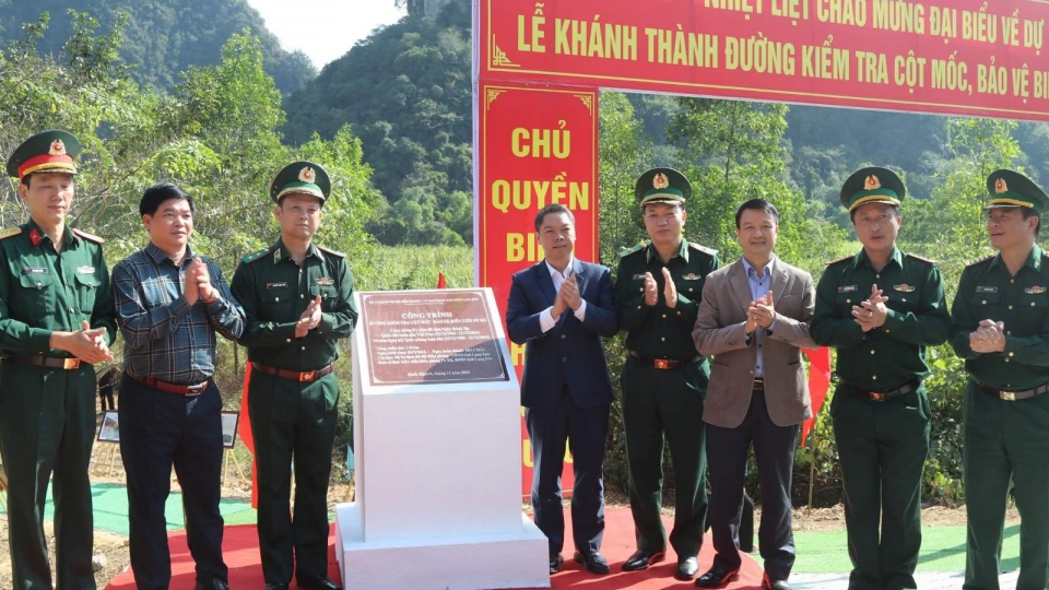 cac_dai_bieu_du_le_khanh_thanh_duong_kiem_tra_cot_moc_bao_ve_bien_gioi_so_962_tai_huyen_trang_dinh_tinh_lang_son.jpg
