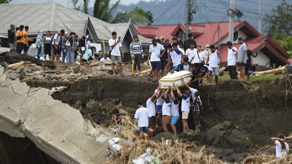 cac_nan_nhan_thiet_mang_do_bao_tra_mi_tai_philippines-_anh_philstar.jpg