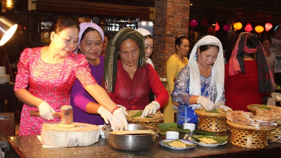 cac_nghe_nhan_cham_dang_lam_banh_gung_-_loai_banh_truyen_thong_cua_nguoi_cham.jpg
