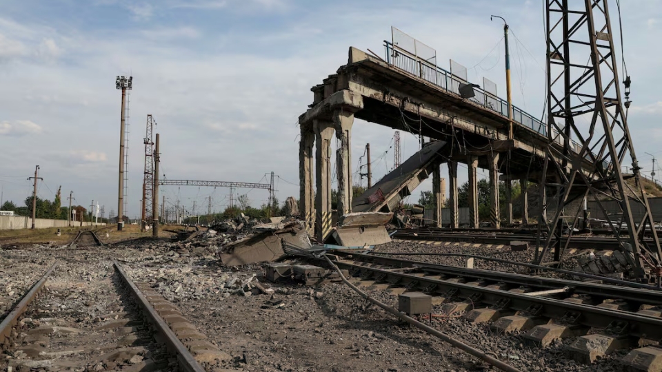 cau vuot Pokrovsk bac qua duong sat Ukraine bi pha huy o Donetsk, mien Dong Ukraine, do Nga tan cong Ukraine -reu.jpg