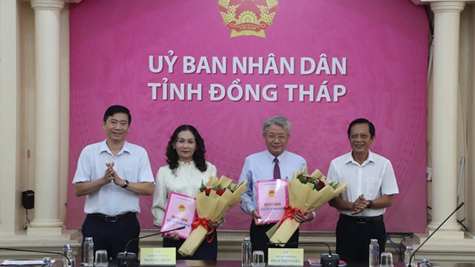 chu_tich_ubnd_dong_thap_trao_quyet_dinh_dong_y_cho_ong_nguyen_huu_xuan_giam_doc_so_ngoai_vu_duoc_thoi_viec_theo_nguyen_vong.jpg