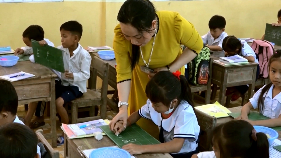 co_lan_phuong_huong_dan_hoc_sinh_dan_toc_viet_chu_cai.jpg