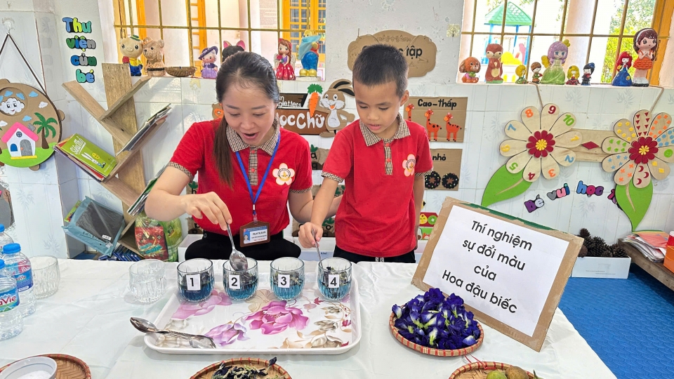 co_pham_thi_bach_danh_tat_ca_tinh_yeu_thuong_cho_nhung_dua_tre_vung_cao.jpg