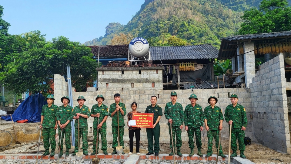 don_bien_phong_cua_khau_quoc_te_ta_lung_bch_bien_phong_cao_bang_trao_ho_tro_xoa_nha_tam_nha_dot_nat_cho_nhan_dan_tren_dia_ban.jpg