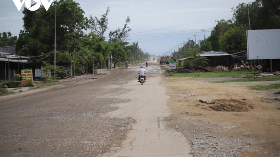 duong_giao_thong_trong_khu_kinh_te_dung_quat_xuong_cap_nghiem_trong_copy_20241124093416.jpg