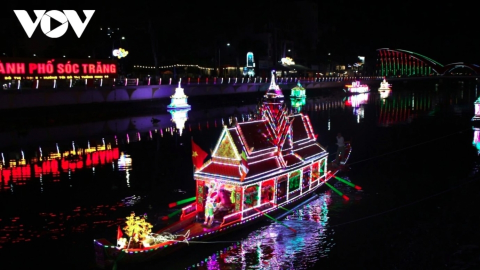 Loi Protip water lanterns and Ca Hau boat sparkle Mekong Delta river