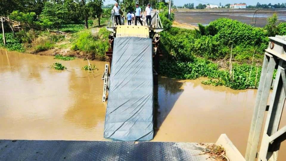 hien_truong_vu_o_to_tai_lam_sap_cau.jpg