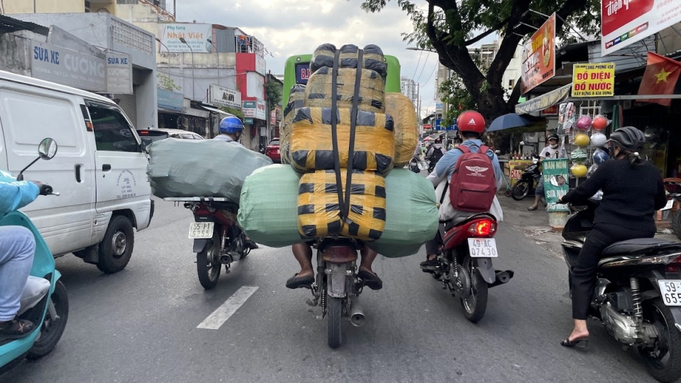 mot_xe_mu_di_chuyen_tren_duong.jpg