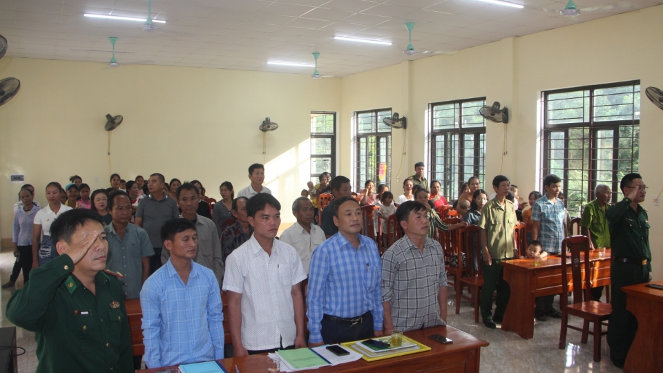 nguoi_dan_ban_mo_o_o_o_can_bo_dia_phuong_va_bo_doi_bien_phong_chao_co_trong_ngay_hoi_dai_doan_ket_toan_dan_toc.jpg