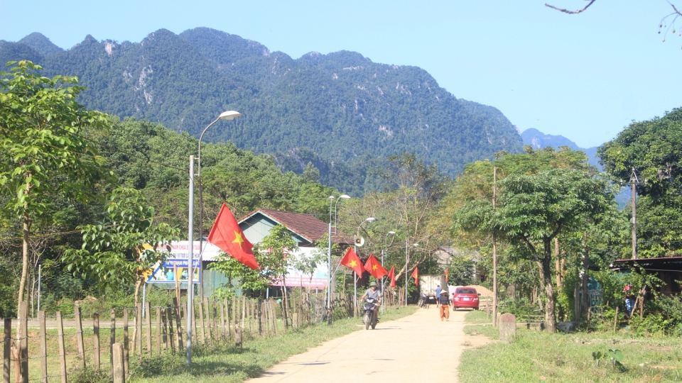 nguoi_ruc_cham_chi_lam_an_phat_trien_kinh_te_giup_xay_dung_ban_lang_ngay_cang_khoi_sac.jpg