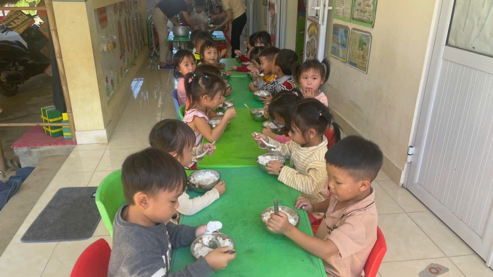 nhung_bua_com_nong_o_diem_truong_ta_han_xa_xuan_lac_huyen_cho_don_tinh_bac_kan.jpg