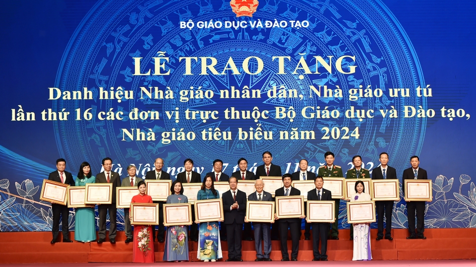 Trao tặng danh hiệu Nhà giáo nhân dân và Nhà giáo ưu tú năm 2024