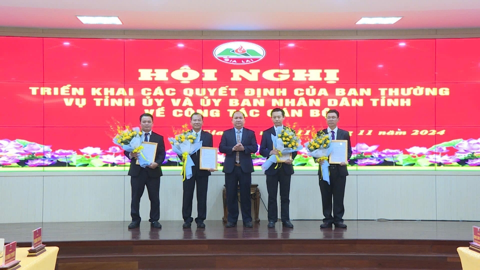 ong_rah_lan_chung_chinh_giua_-_chu_tich_ubnd_tinh_gia_lai_trao_cac_quyet_dinh_dieu_dong_bo_nhiem_nhan_su._.jpg
