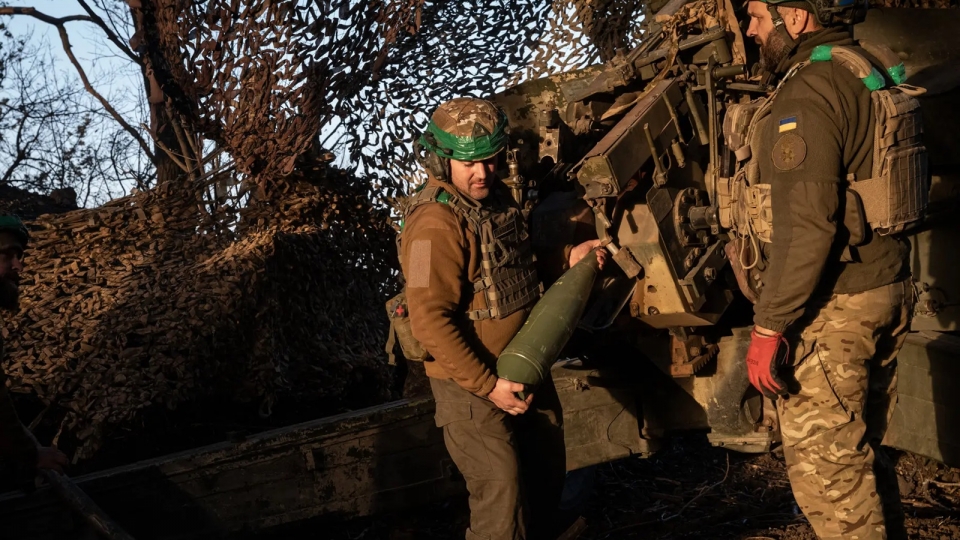 phao binh Ukraine nap dan phao, ve binh Ukraine, linh Ukraine -nytimes.jpg