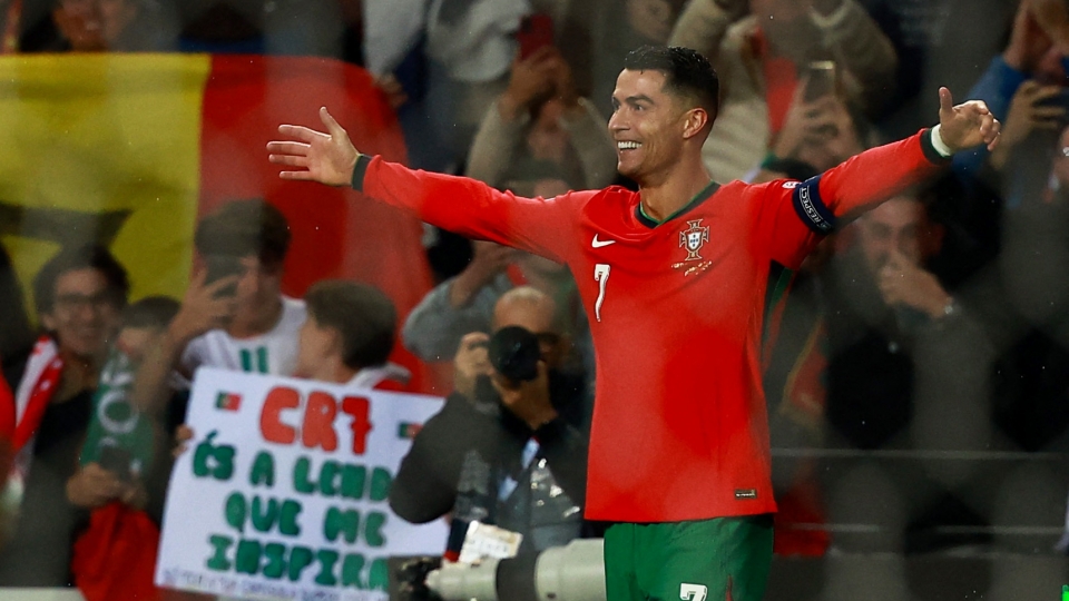 Ronaldo ghi siêu phẩm giúp Bồ Đào Nha vào tứ kết Nations League