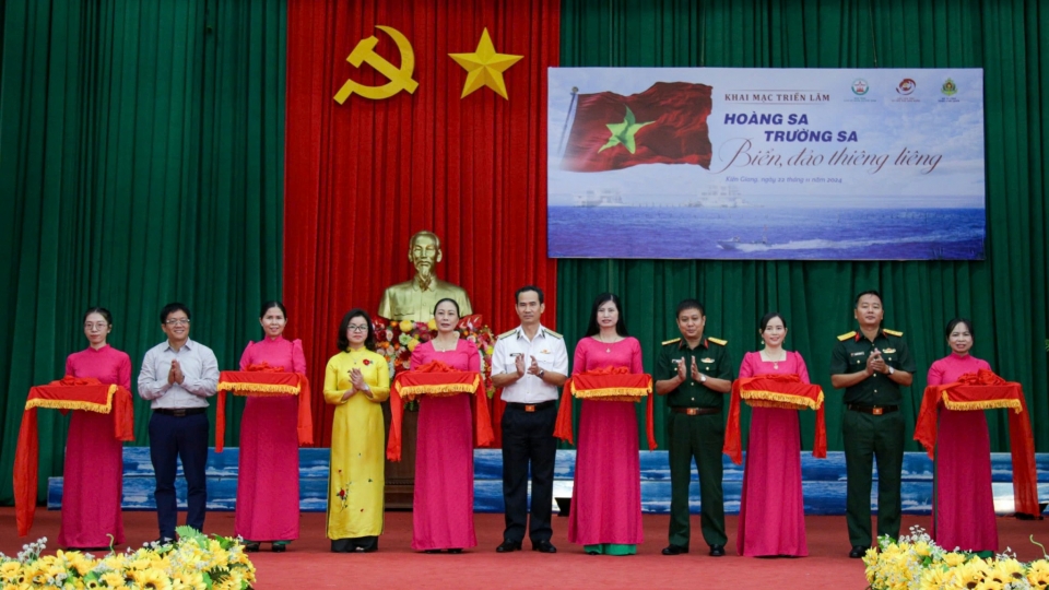 rs-dai_dien_cac_don_vi_cat_bang_khai_mac_trien_lam_1.jpg